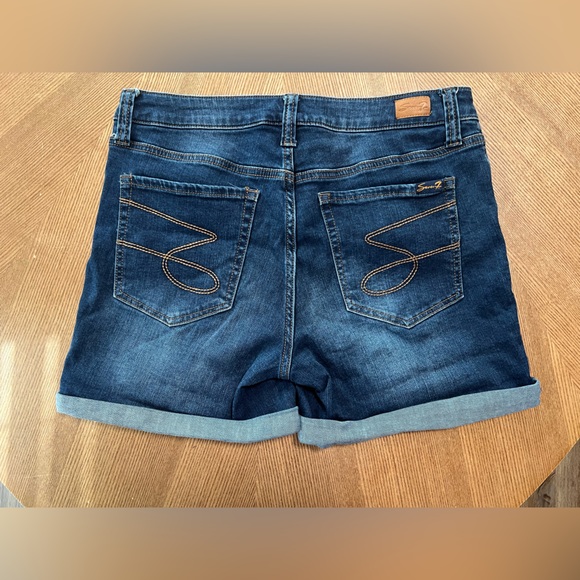 Seven7 Jean shorts women’s size 8 with a rolled hem - Picture 4 of 5